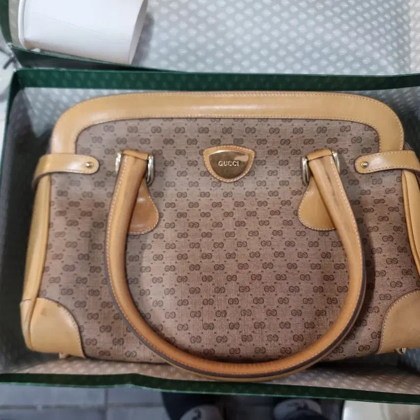 [BUNJANG] Gucci GG Canvas Tote Bag Brown / 클래식한 구찌 GG 캔버스 토트백이에요브라운 색상에 고급스러운 디자인이 돋보여요내부 수납공간도 넉넉해서 데일리로 사용하기 좋아요어떤 옷에도 잘 어울리는 매력적인 가방이랍니다
