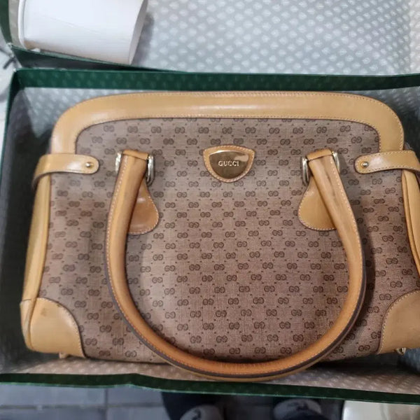 [BUNJANG] Gucci GG Canvas Tote Bag Brown / 클래식한 구찌 GG 캔버스 토트백이에요브라운 색상에 고급스러운 디자인이 돋보여요내부 수납공간도 넉넉해서 데일리로 사용하기 좋아요어떤 옷에도 잘 어울리는 매력적인 가방이랍니다