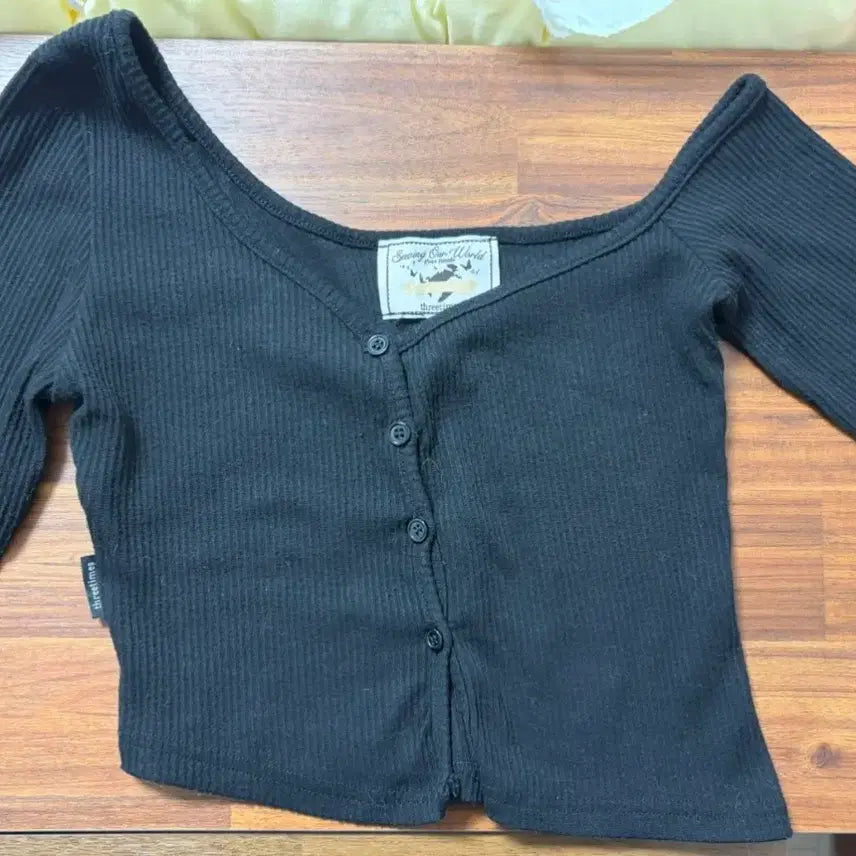 [BUNJANG] Third Time One Shoulder Button Tee Black / 쓰리타임즈 원숄더 버튼티 블랙