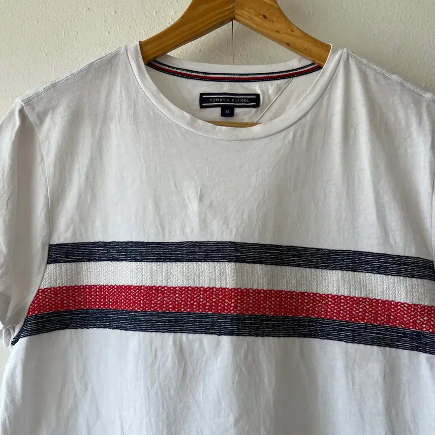 [BUNJANG] Tommy Hilfiger Men's White Logo Embroidered Round Neck T-Shirt / 타미힐피거 남성 화이트 로고자수 라운드반팔티셔츠