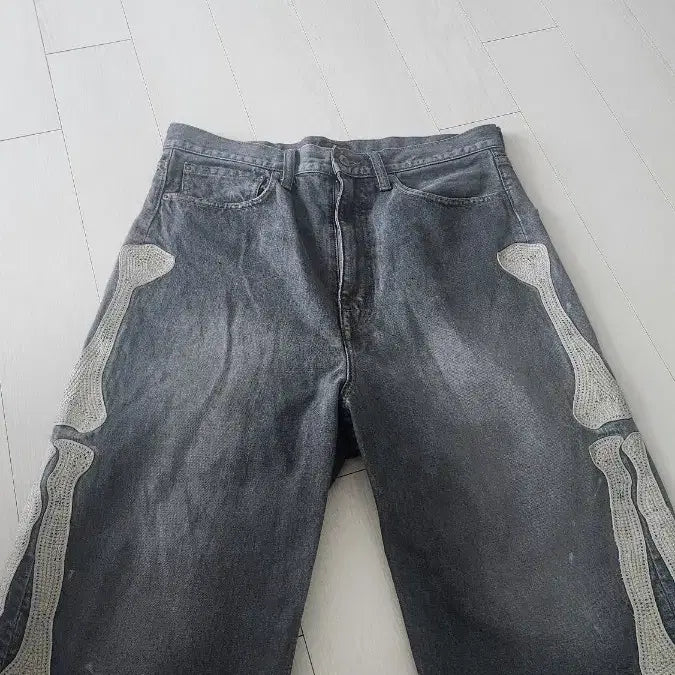 [BUNJANG] Kapital 14oz Denim 5P Bone Embroidery Shorts Black / 캐피탈 14온즈 데님 5P 본 자수 숏 팬츠 블랙