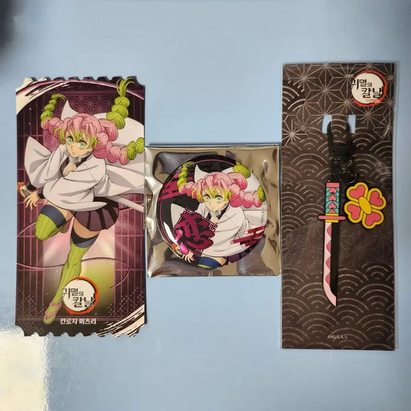 [BUNJANG] Demon Slayer Kanroji Mitsuri Pop-up Store Badge & Megabox Nichirin Sword Keychain Set / [판매] 귀멸의 칼날 smg 팝업 뱃지 및 메가박스 일륜도 키링 '칸로지 미츠리'