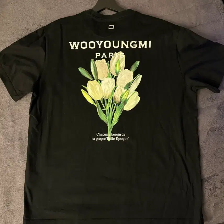 [BUNJANG] Wooyoungmi Back Flower Back Logo T-Shirt Black / 우영미 백 플라워 백로고 티셔츠 블랙 - 22SS 팝니다.