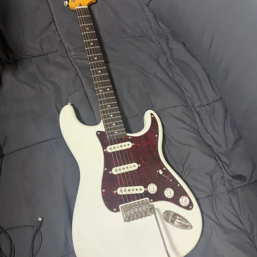 [BUNJANG] Squier Classic Vibe 70s SSS Stratocaster Electric Guitar Olympic White / (판매/교환)스콰이어 클래식바이브 70s SSS 스트랫 일렉기타 올림픽 화이트
