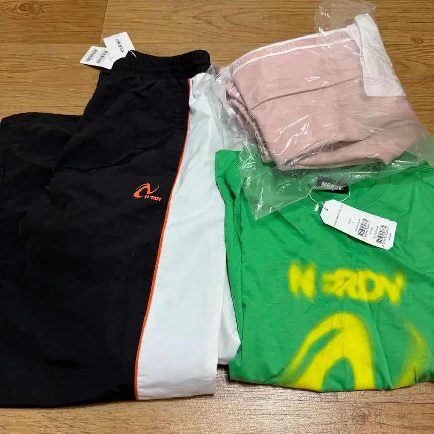 [BUNJANG] NERDY Bundle Set T-Shirt and Pants / 널디 모음 일괄 새상품