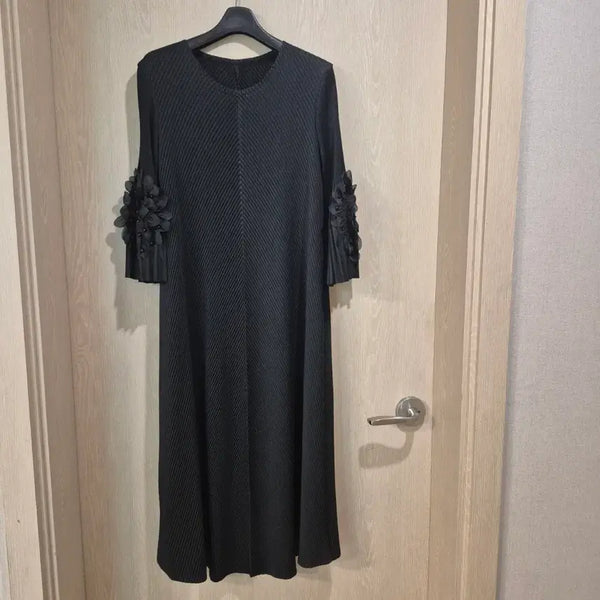 [BUNJANG] Black Flower Embellished Cubic Sleeve Pleated Dress Size 66 / 블랙 플라워 장식 큐빅소매 주름 원피스사이즈66. 미사용