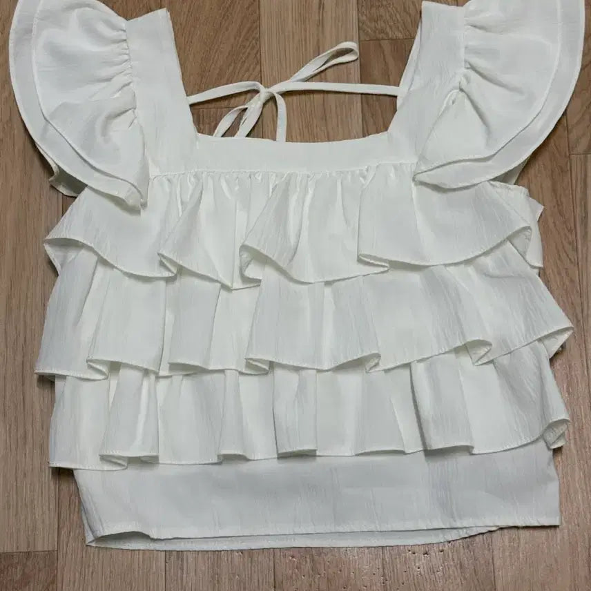 [BUNJANG] Frill Sleeveless Blouse / 프릴 민소매 블라우스