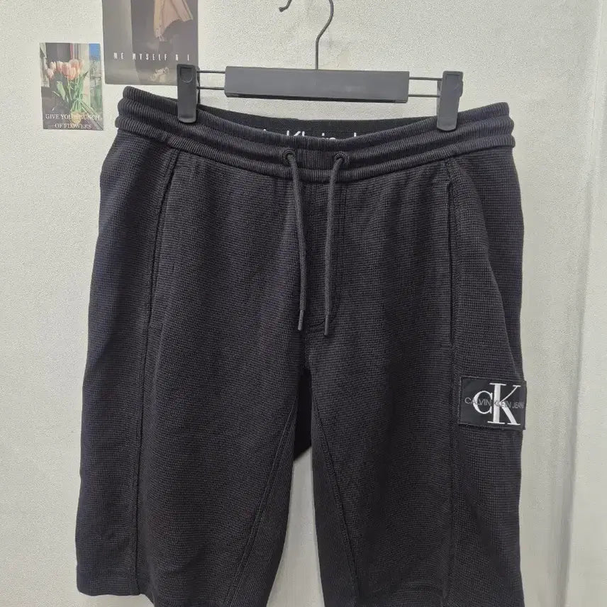 [BUNJANG] Calvin Klein Jeans Black Waffle Knit Shorts M / 캘빈클라인진 와플 소재의 블랙 반바지입니다허리 밴딩과 스트링으로 편안하게 착용 가능해요사이즈는 M이며