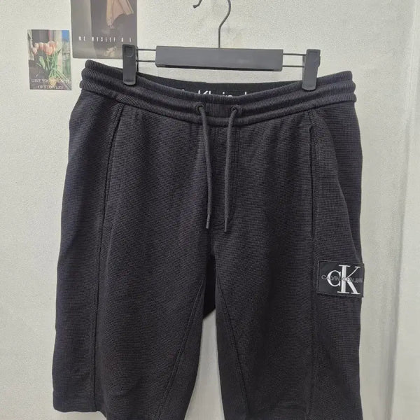 [BUNJANG] Calvin Klein Jeans Black Waffle Knit Shorts M / 캘빈클라인진 와플 소재의 블랙 반바지입니다허리 밴딩과 스트링으로 편안하게 착용 가능해요사이즈는 M이며