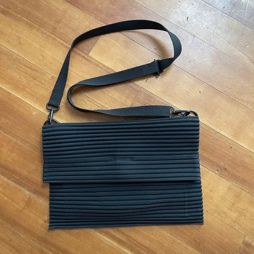 [BUNJANG] Homme Plissé Black Pleats Crossbody Bag / 옴므플리세 크로스백