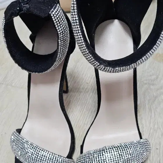 [BUNJANG] Black Jewel Strap Heels / 검정색 보석 스트랩 힐