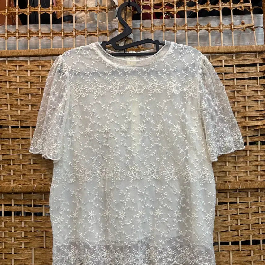 [BUNJANG] Embroidered Lace Blouse / 자수 레이스 블라우스