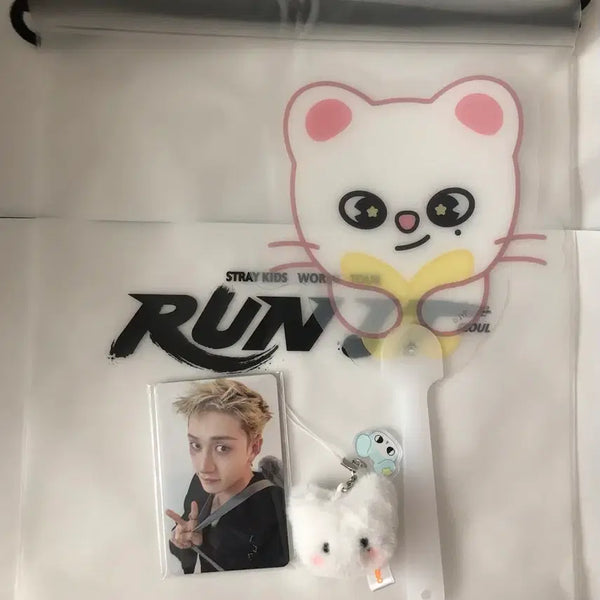 [BUNJANG] Stray Kids Hyun Jin Concert 'The First Era' Special Gift Set (Photocard, Keychain, Fan) / [첫막] 콘서트 입장 기프트 스테이존 특전 스트레이키즈 스키즈 스키주 포카 포토카드 키링 부채 런잇 지니렛 현진