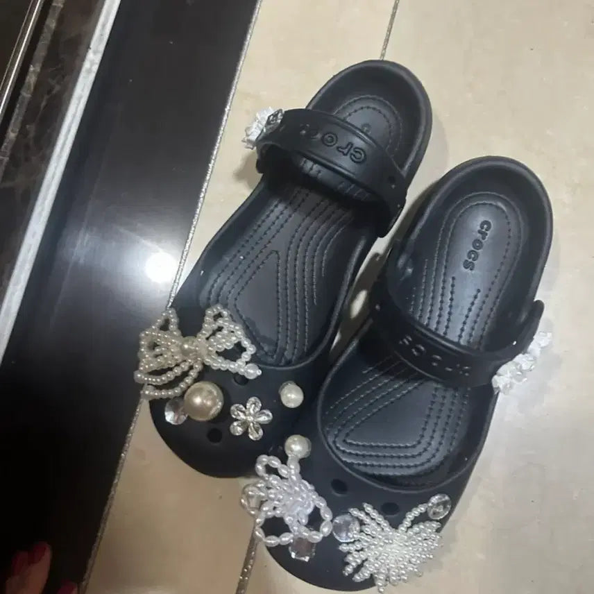 [BUNJANG] Crocs Black Cubic Butterfly Accent Sandals / 크록스 블랙 큐빅 나비 장식 샌들