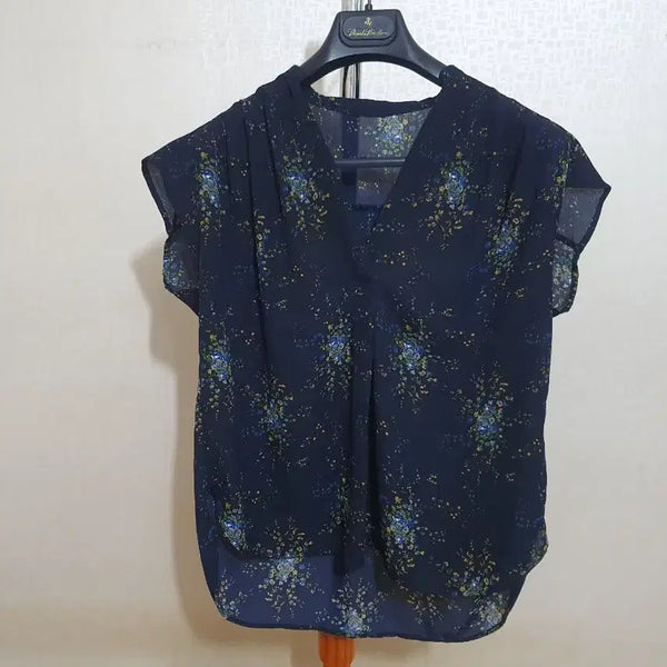 [BUNJANG] Navy Floral Pattern V-Neck Blouse Shirt / 네이비 플라워 패턴 블라우스 셔츠 브이넥 티셔츠