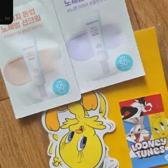 [BUNJANG] Innisfree Lavender Tone-Up No-Sebum Sunscreen 2-Pack + Looney Tunes Sticker Set / 이니스프리 라벤더 톤업 노세범 선크림 2개 + 루니툰 스티커