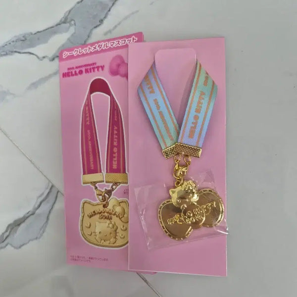 [BUNJANG] Hello Kitty 50th Anniversary Medal Keychain (Unsealed) / 헬로키티 50주년 기념 메달 키링 단순개봉 새상품