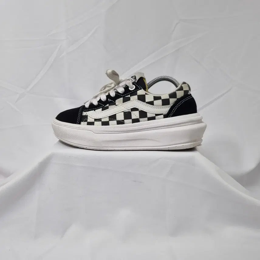 [BUNJANG] Vans Old Skool Overt CC Checkerboard Black Sneakers / 빈티지하서 225 반스 올드스쿨 오버트 CC 체커보드 블랙 스니커즈