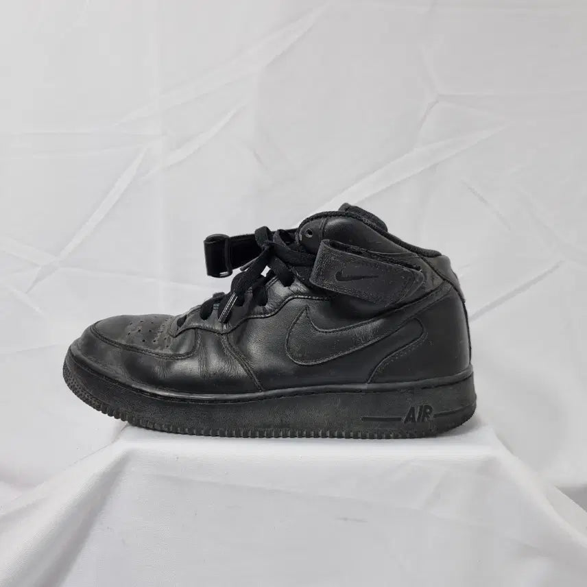 [BUNJANG] Nike Air Force 1 '07 Mid Triple Black Sneakers / 빈티지하서 265 나이키 에어 포스 1 07 미드 트리플 블랙 스니커즈