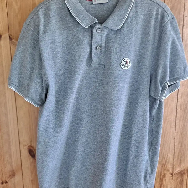 [BUNJANG] Moncler Three-Stripe Lining Logo Polo Shirt Grey (Size M) / [정품] 몽클레어 삼선 라이닝 로고 카라티 그레이 (M사이즈)