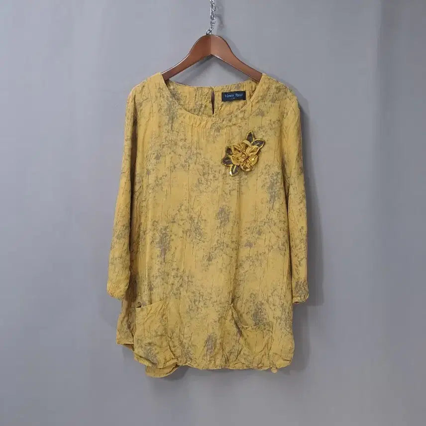 [BUNJANG] Yellow Flower Brooch 100% Rayon Sport Blouse / 옐로우 꽃 브로치 인견100% 스포트 블라우스