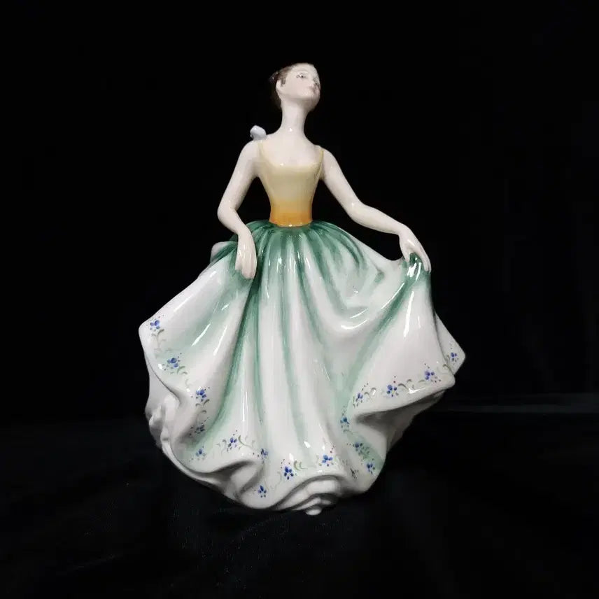 [BUNJANG] Royal Doulton Figurine 'Cynthia' HN2440 / 로얄 덜튼 피겨린 '신시아'