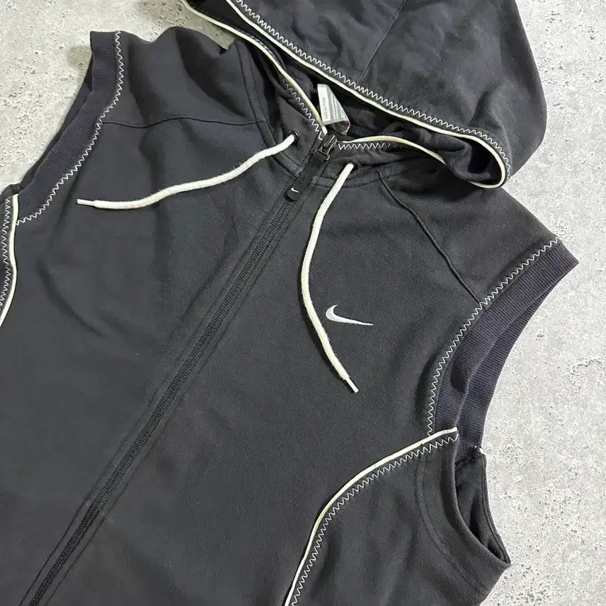 [BUNJANG] Nike Black Stitch Hooded Vest / 00s Nike 블랙 배색 스티치 후드 베스트/092