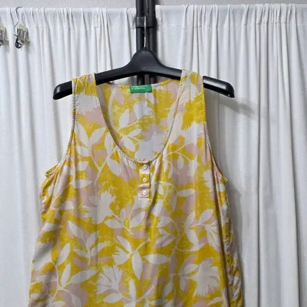 [BUNJANG] United Colors of Benetton Sleeveless Floral Blouse / 베네통 민소매 블라우스
