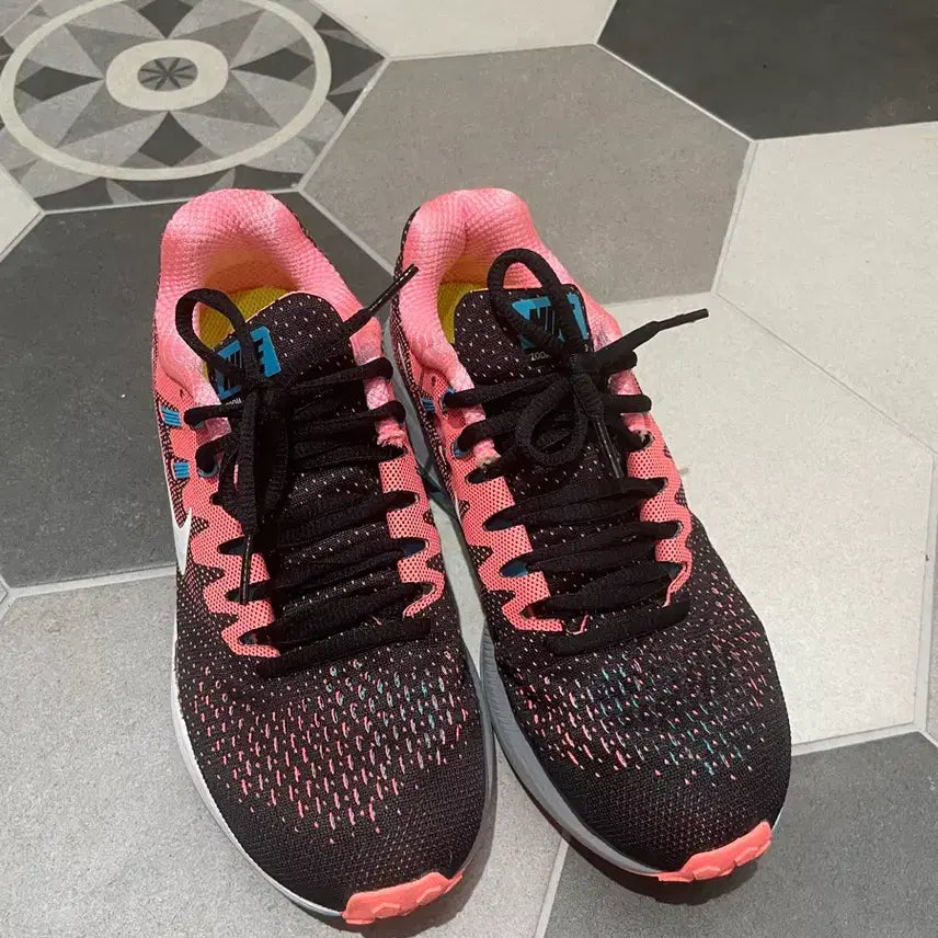 [BUNJANG] Nike Running Shoes Black Coral Pink Sneakers / Nike 나이키 러닝화 블랙 코랄 핑크 운동화