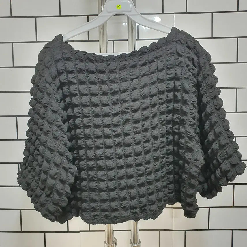 [BUNJANG] Embossed Cropped Blouse / 형-10 엠보싱 크롭 블라우스