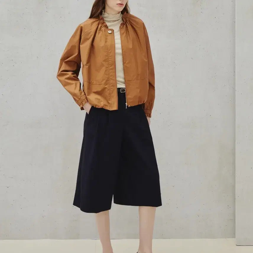 [BUNJANG] The Izzat Collection 26 Spring Shirring Neck Volume Blouson Jumper Size 85 / 더아이잗컬렉션 26년 신상 셔링 넥 볼륨 블루종 점퍼 85