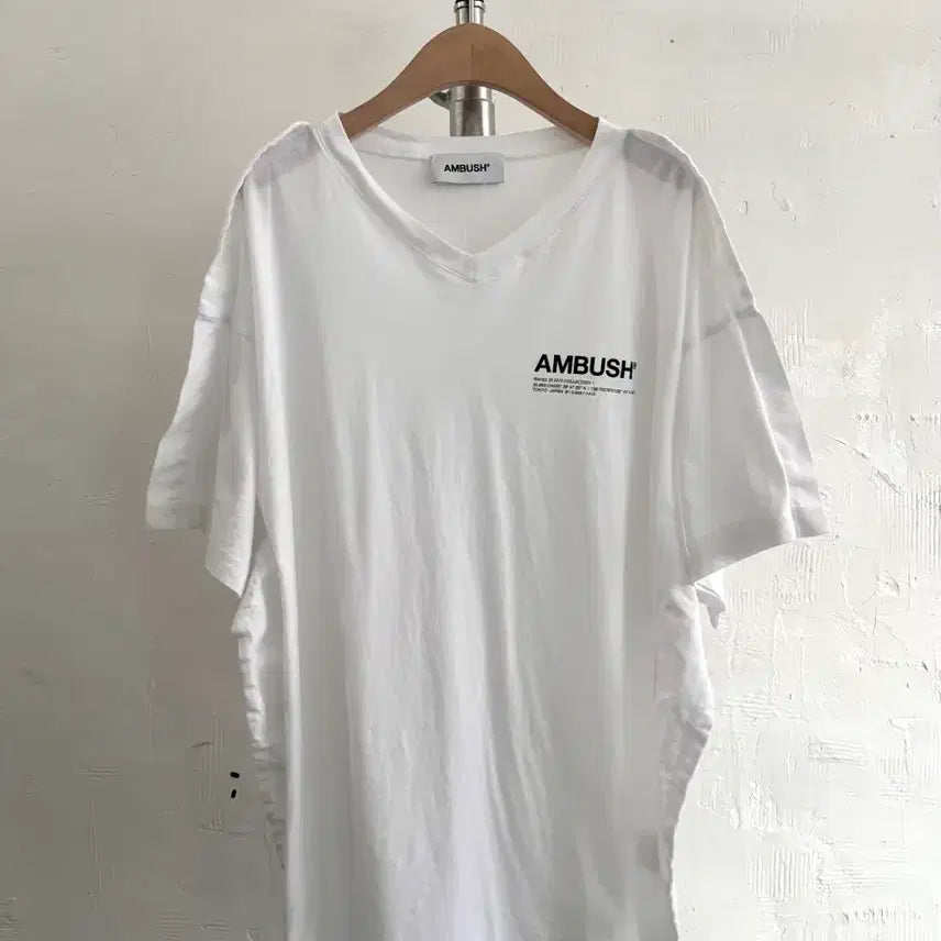 [BUNJANG] AMBUSH White Frill Logo V-Neck T-Shirt / AMBUSH 화이트 프릴 로고 브이넥 티셔츠
