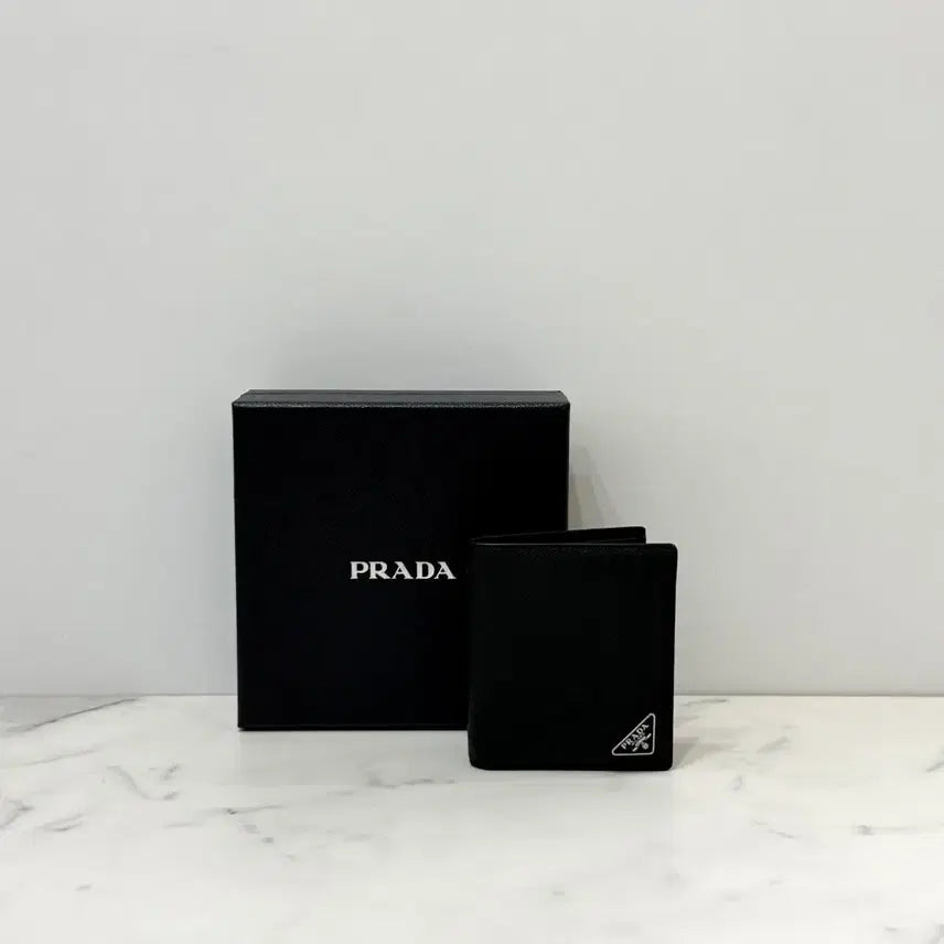 [BUNJANG] Prada Saffiano Leather Triangle Logo Bifold Wallet Black / 프라다 사피아노 레더 삼각로고 반지갑 블랙 2MO004 QHH F0002