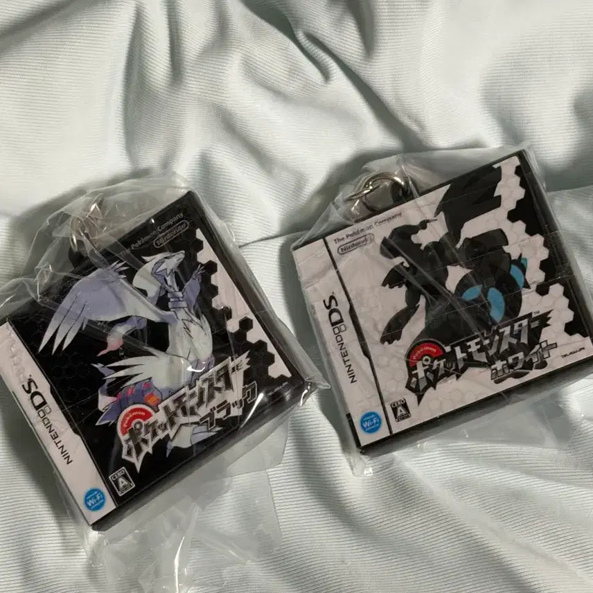 [BUNJANG] Pokemon Cartridge Keychain Holder Set / 포켓몬 카트리지 키링 키홀더 블랙 화이트 세트