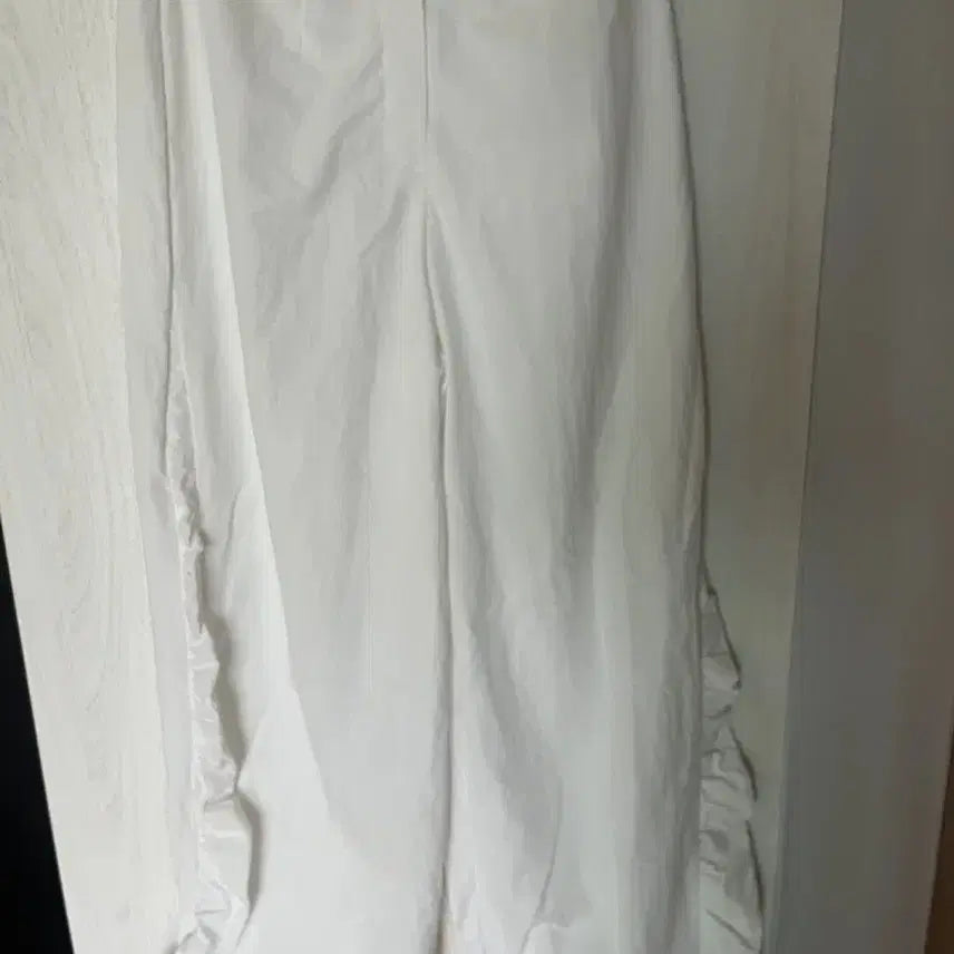 [BUNJANG] MAKE A TOAST White Frill Wide Pants / 화이트 프릴 와이드 팬츠