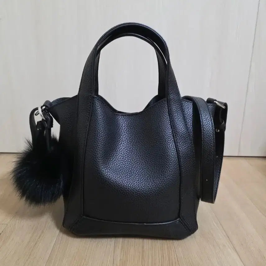 [BUNJANG] Black Tote Bag with Detachable Strap and Fur Keychain / 블랙 토드백/스트랩끈 포함