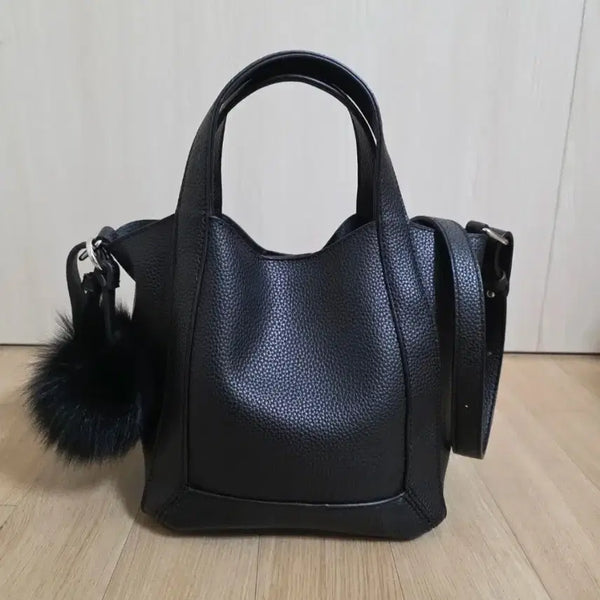 [BUNJANG] Black Tote Bag with Detachable Strap and Fur Keychain / 블랙 토드백/스트랩끈 포함