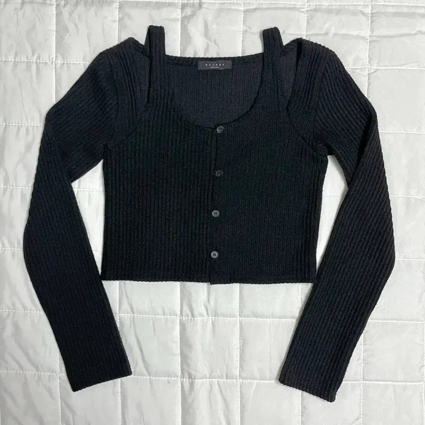 [BUNJANG] Black Off-Shoulder Ribbed Cropped Cardigan with Shoulder Cut-out / 블랙 오프숄더 크롭 가디건 골지 어깨 트임