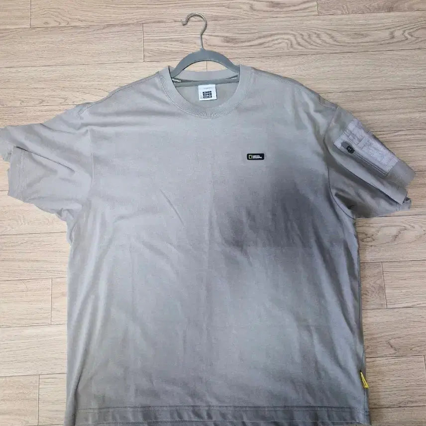 [BUNJANG] National Geographic Logo Pocket Short Sleeve T-Shirt Grey / 내셔널지오그래픽 반팔 티셔츠 그레이
