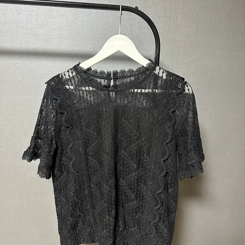 [BUNJANG] Black Lace Short-Sleeve Blouse / 블랙 레이스 반팔 블라우스