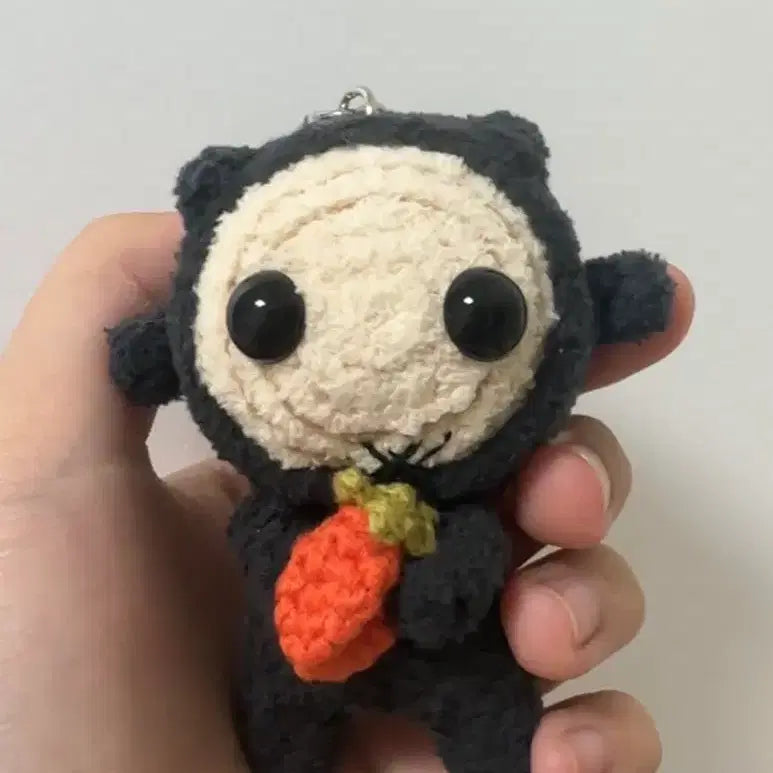 [BUNJANG] Donggung Kkeomeoksali Knitted Keychain (Persimmon) / 동궁 꺼먹살이 뜨개 키링(곶감)