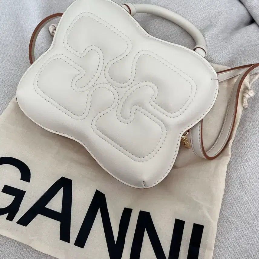 [BUNJANG] GANNI Butterfly Shoulder Tote Crossbody Bag Ivory / 가니 가방(크로스백 숄더백 토트백)