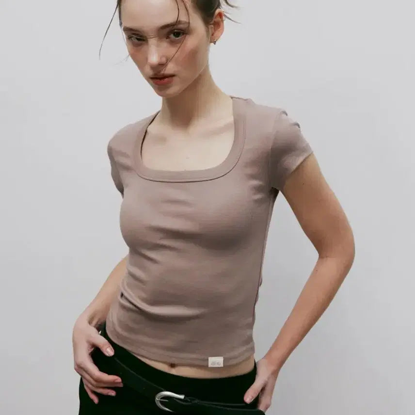 [BUNJANG] Kitty Pottery Classic Soft Deep Square Neck T-Shirt Mocha / 키티포터리 클래식 소프트 딥 스퀘어넥 티셔츠 모카