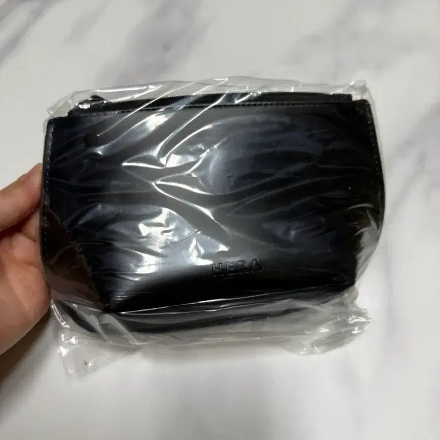[BUNJANG] Hera Black Iconic Pouch / 헤라 블랙 아이코닉 파우치