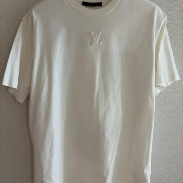 [BUNJANG] Louis Vuitton Embossed LV T-Shirt White L / 루이비통 엠보스드 LV 티셔츠 화이트 L