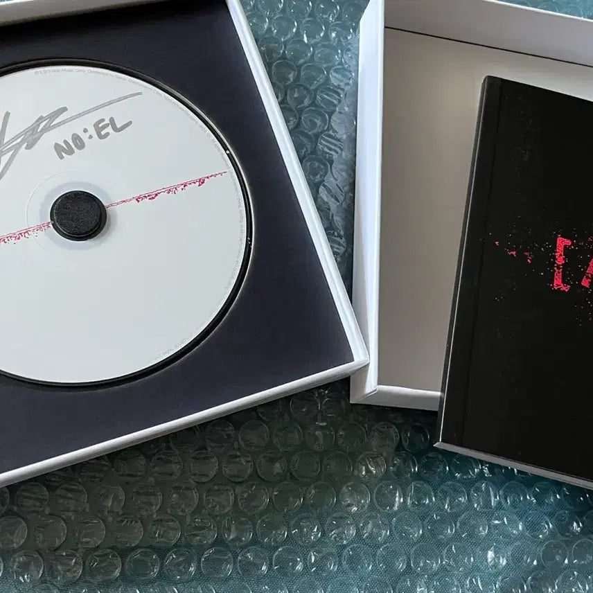 [BUNJANG] Noel Area:4 Signed Album (with Photocard) / 노엘 Area:4 사인반 (포카포함)