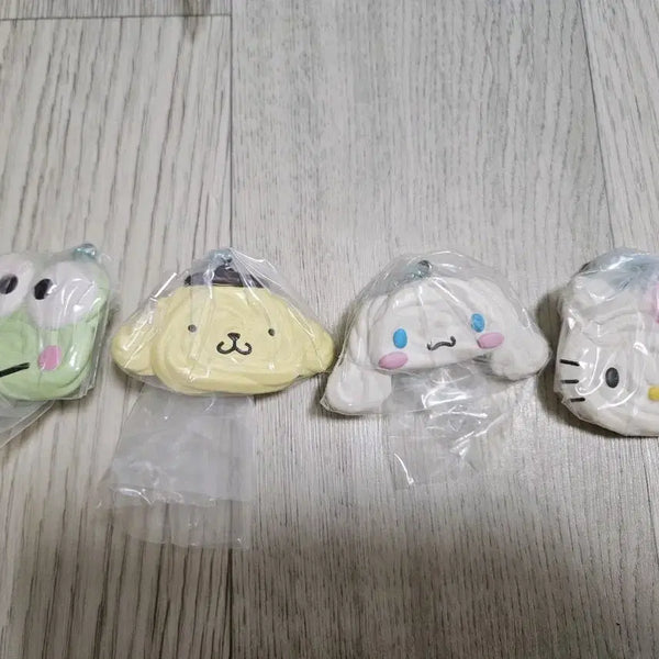 [BUNJANG] Sanrio Meringue Cookie Gacha Set (4 Pieces) / 산리오 머랭쿠키 가챠 4개 세트