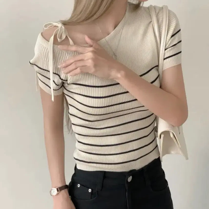 [BUNJANG] Off-the-Shoulder Striped Short-Sleeve Knit Top / 에이블리 오프숄더 스트라이프 반팔 니트 상의 옷 판매