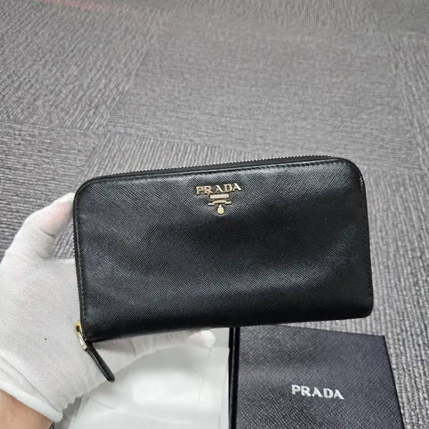 [BUNJANG] Prada Saffiano Metal Logo Round Zip Long Wallet / [특가][정품] 프라다 사피아노 지퍼 장지갑