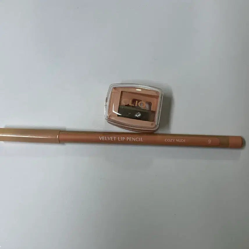 [BUNJANG] CLIO Velvet Lip Pencil Cozy Nude No. 10 with Sharpener / 클리오 벨벳 립 펜슬 코지 누드 10호 + 립펜슬 깎이